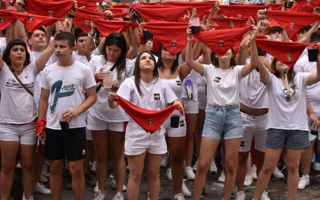 Jóvenes de Azagra, expectantes ante el lanzamiento del cohete Jóvenes de Azagra, expectantes ante el lanzamiento del cohete