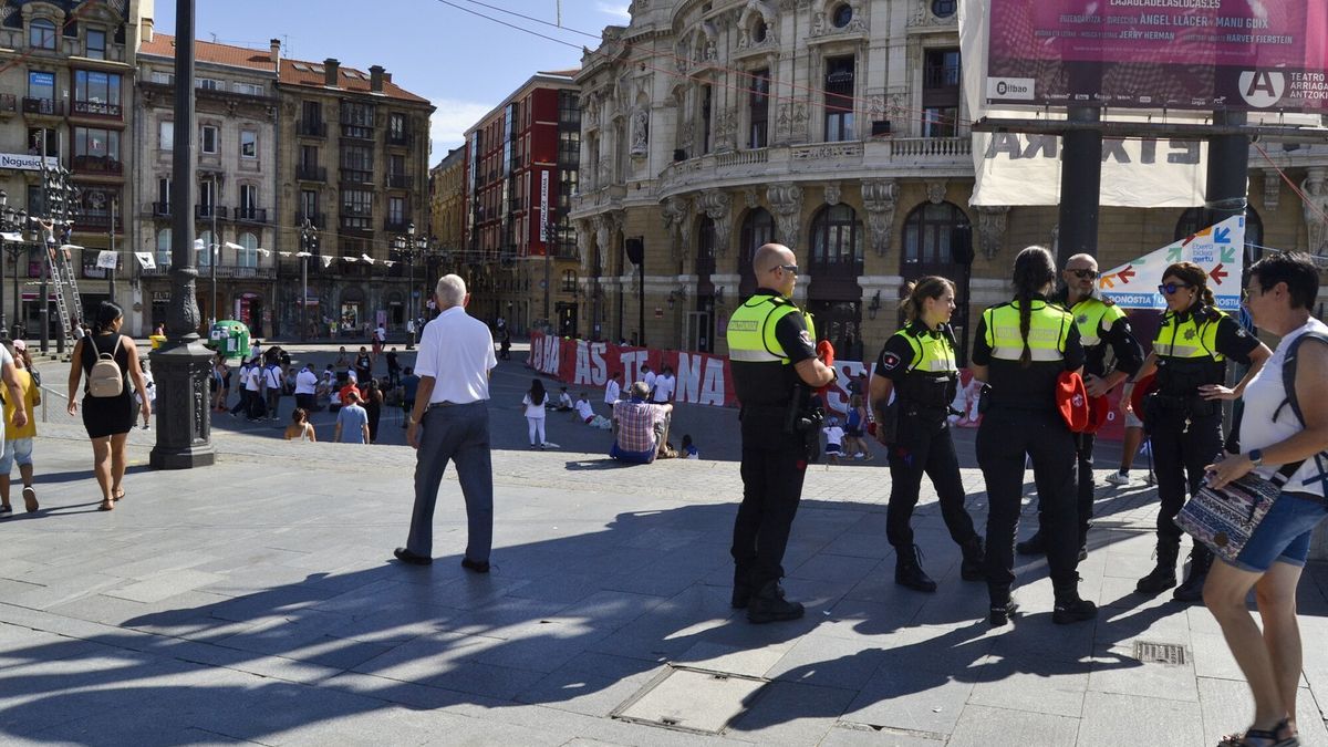 Agentes de la Policía Municipal durante la Aste Nagusia.