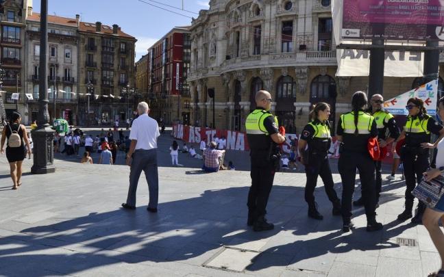 Agentes de la Polic&iacute;a Municipal durante la Aste Nagusia.