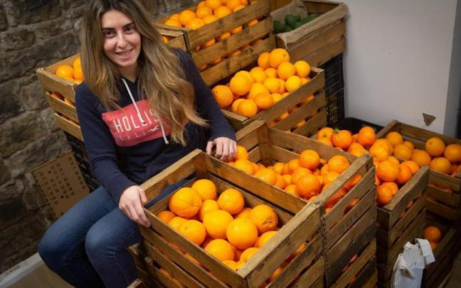 Paula Arnau, en la tienda de Santo Domingo, con las barquillas repletas de fruta recién llegada de la huerta valenciana. Paula Arnau, en la tienda de Santo Domingo, con las barquillas repletas de fruta recién llegada de la huerta valenciana.
