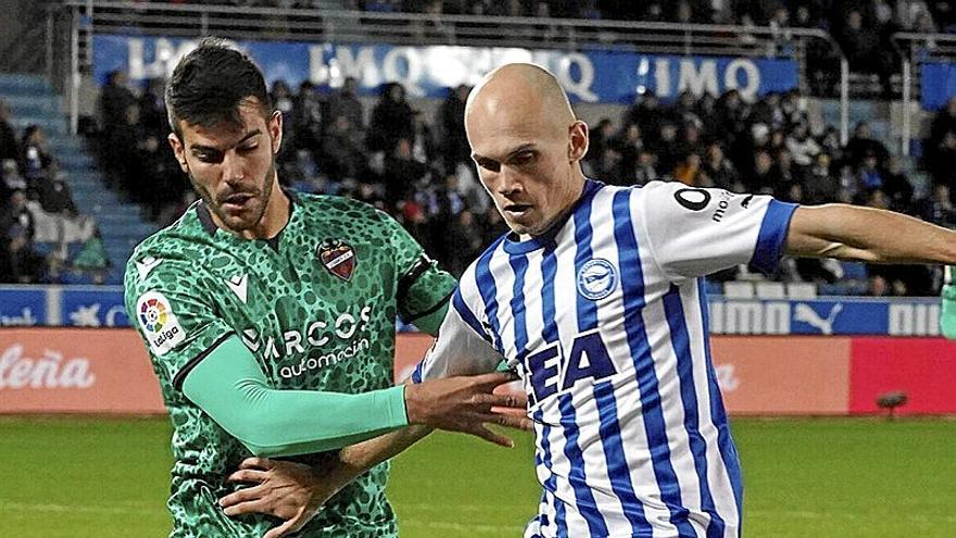 Jon Guridi defiende un balón durante el partido de anoche entre el Alavés y el Levante en Mendizorroza. | FOTO: ALEX LARRETXI