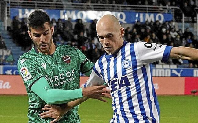 Jon Guridi defiende un balón durante el partido de anoche entre el Alavés y el Levante en Mendizorroza. | FOTO: ALEX LARRETXI