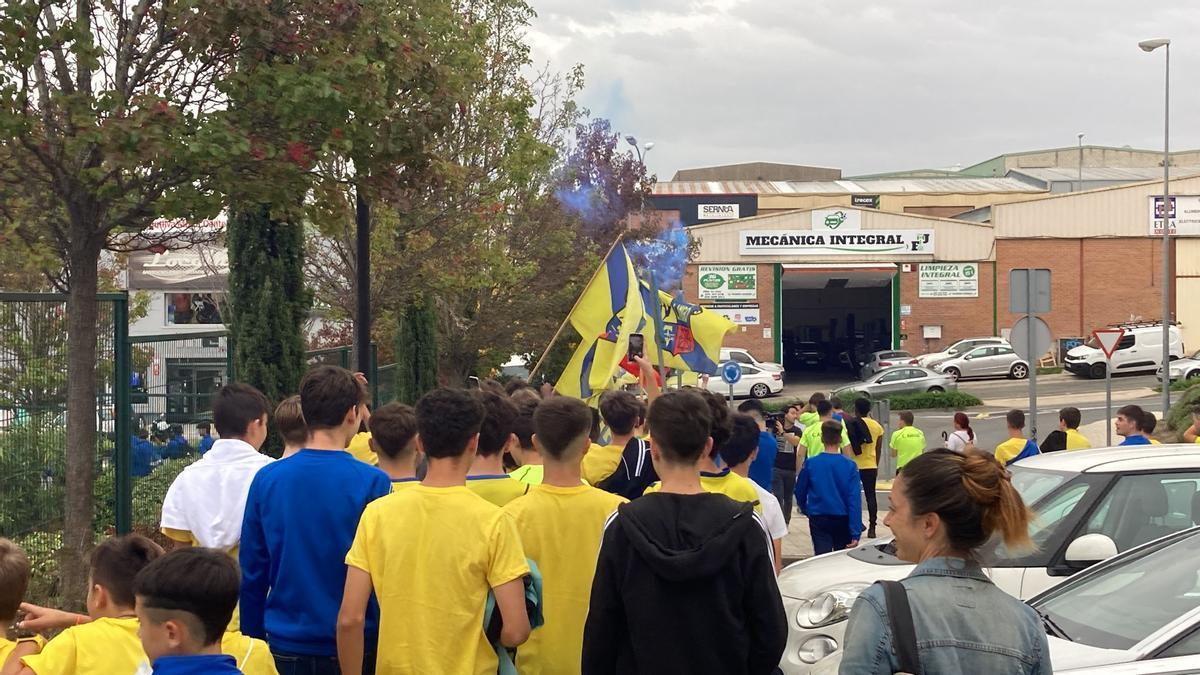 La afición de Amigó se desplaza hasta el campo de Mutilva desde las instalaciones del colegio