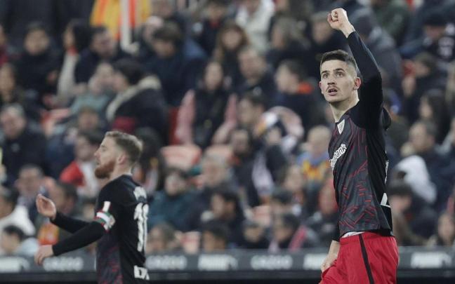 Oihan Sancet celebra, pu&ntilde;o en alto, el gol que le ha dado la victoria a su equipo ante el Valencia.