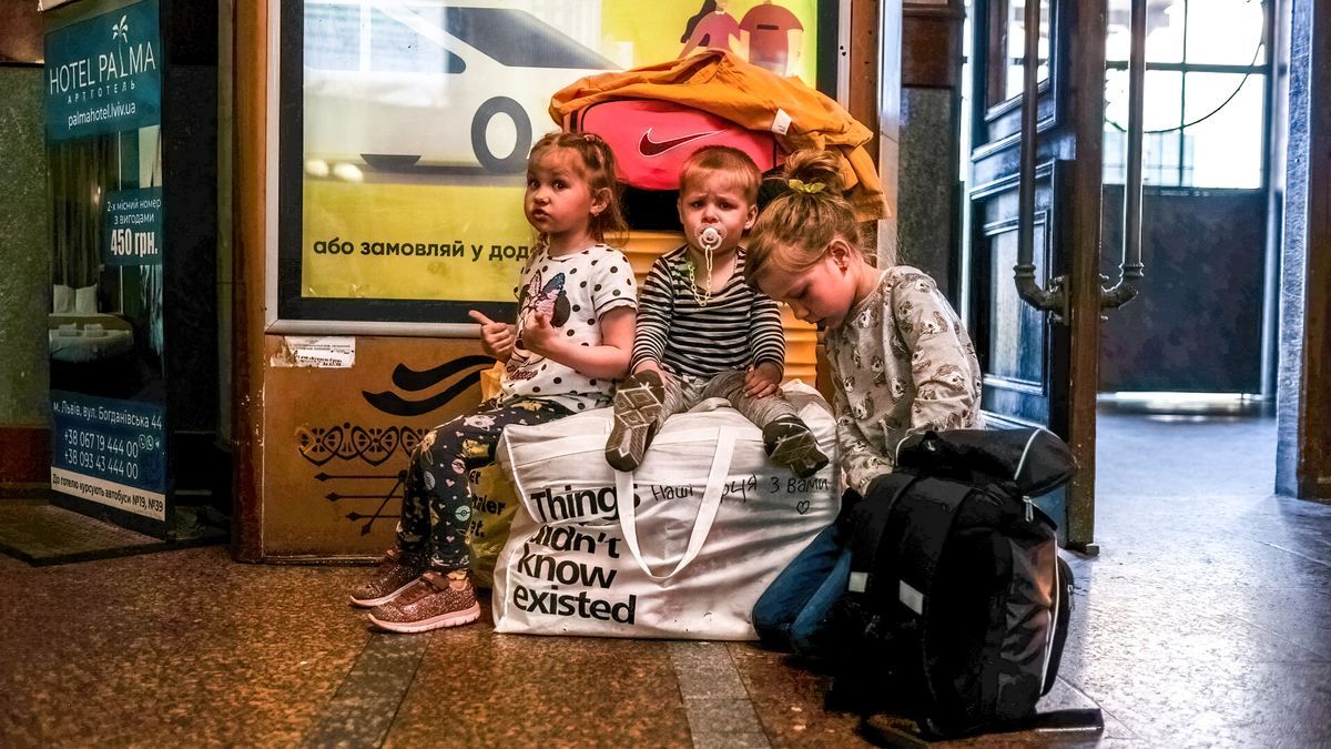 Varios niños ucranianos en la estación de tren de Lviv.