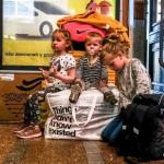 Varios niños ucranianos en la estación de tren de Lviv. Varios niños ucranianos en la estación de tren de Lviv.
