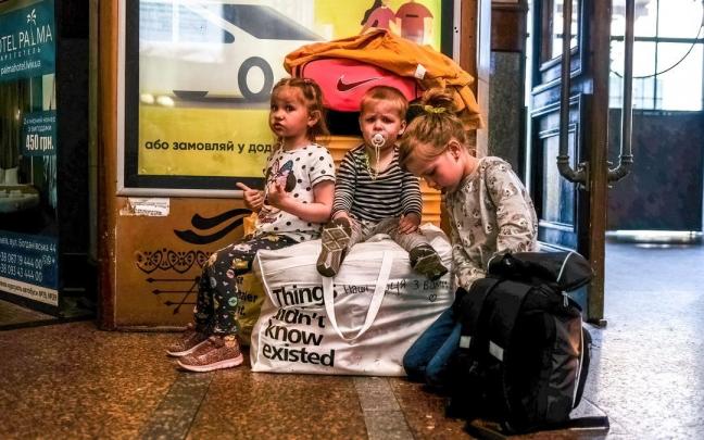 Varios ni&ntilde;os ucranianos en la estaci&oacute;n de tren de Lviv.