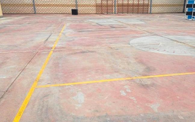 Estado, antes de las obras, del suelo del polideportivo del municipio. Estado, antes de las obras, del suelo del polideportivo del municipio.