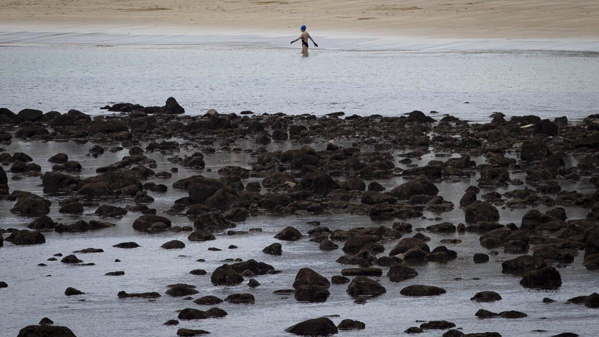 Una mujer se baña en la playa donostiarra de Ondarreta pese al intenso frío