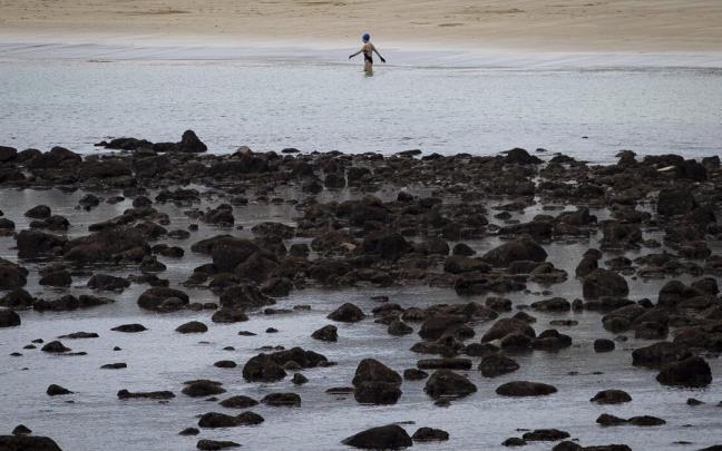 Una mujer se baña en la playa donostiarra de Ondarreta pese al intenso frío Una mujer se baña en la playa donostiarra de Ondarreta pese al intenso frío