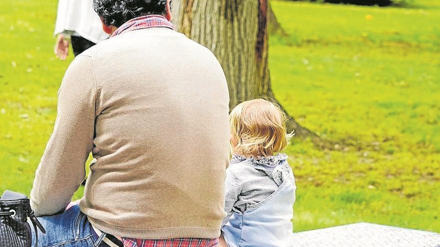 Un padre con su hijo en el parque.