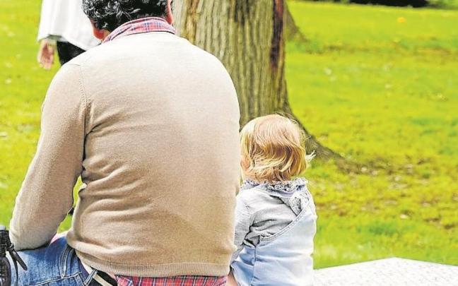 Un padre con su hijo en el parque.