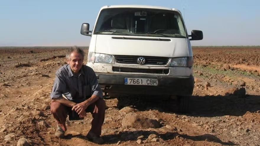 José Eladio Santacara con 'Ibiletxe', su furgoneta con 450.000 kilómetros de rodaje
