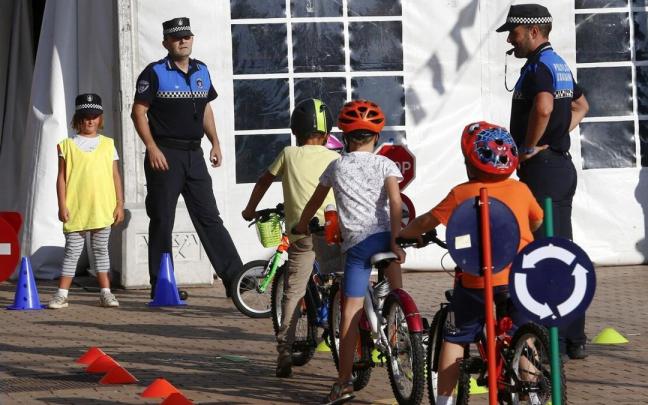 Ni&ntilde;os circulando con bicicleta en un taller sobre seguridad vial