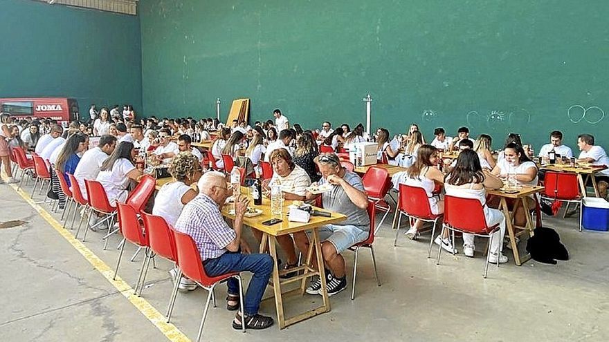 En torno a un centenar de vecinos comieron en el frontón.