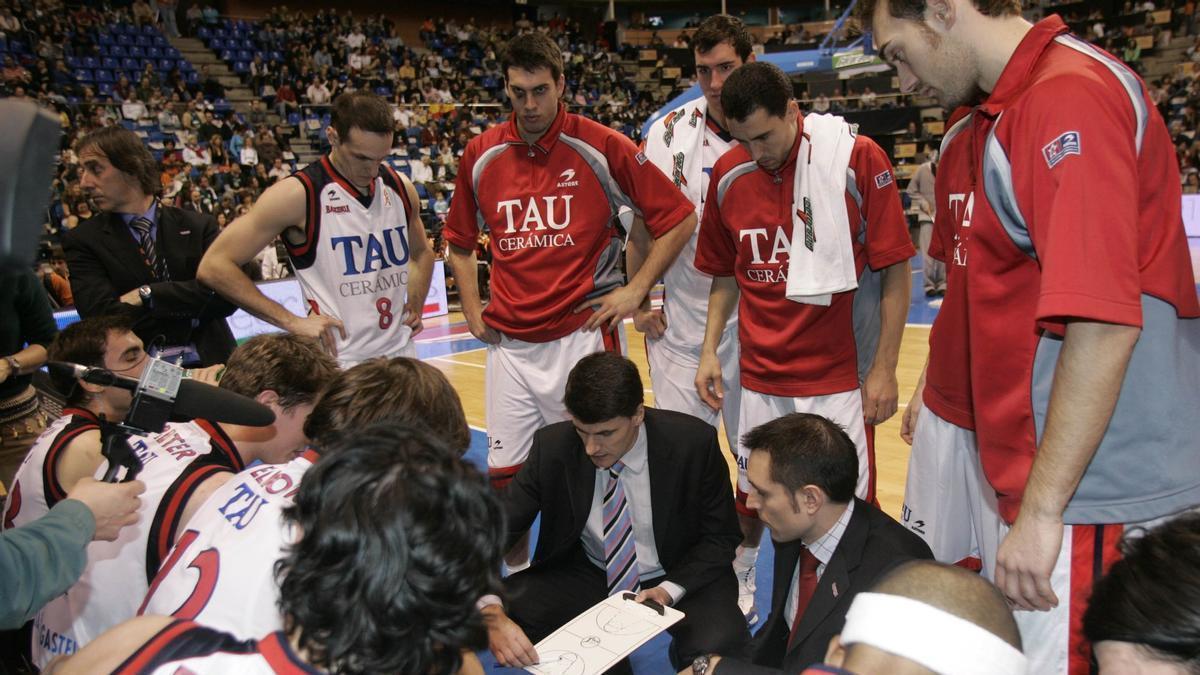 Perasovic, entrenador del Tau, dando instrucciones a sus jugadores durante un tiempo muerto del partido de cuartos de final Tau Cer&aacute;mica - Caja San Fernando de la Copa del Rey de 2007