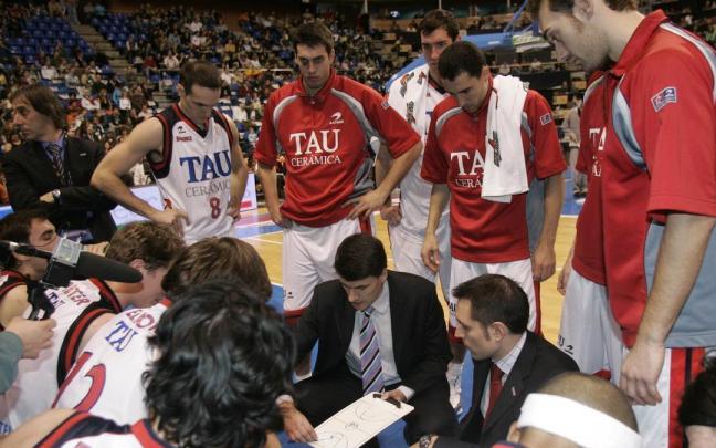 Perasovic, entrenador del Tau, dando instrucciones a sus jugadores durante un tiempo muerto del partido de cuartos de final Tau Cer&aacute;mica - Caja San Fernando de la Copa del Rey de 2007