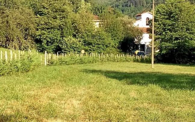 Este año no se podrá aparcar en esta campa. | FOTO: J.L.