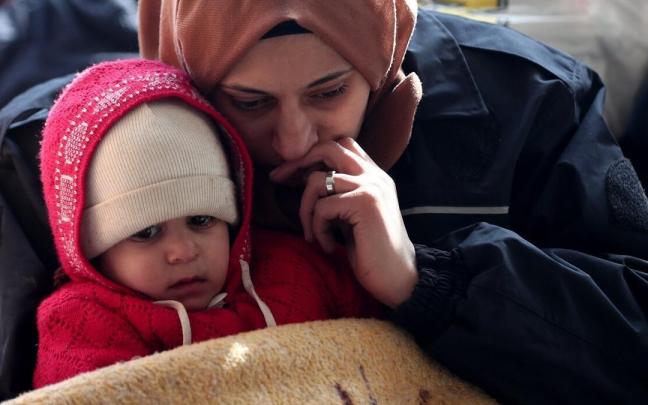 Una madre y su hijo esperan a un autobús en Turquía