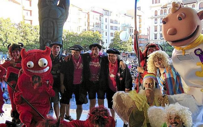 Unos simpáticos ángeles lo dieron todo en una carroza. | FOTOS: M.A.PARDO