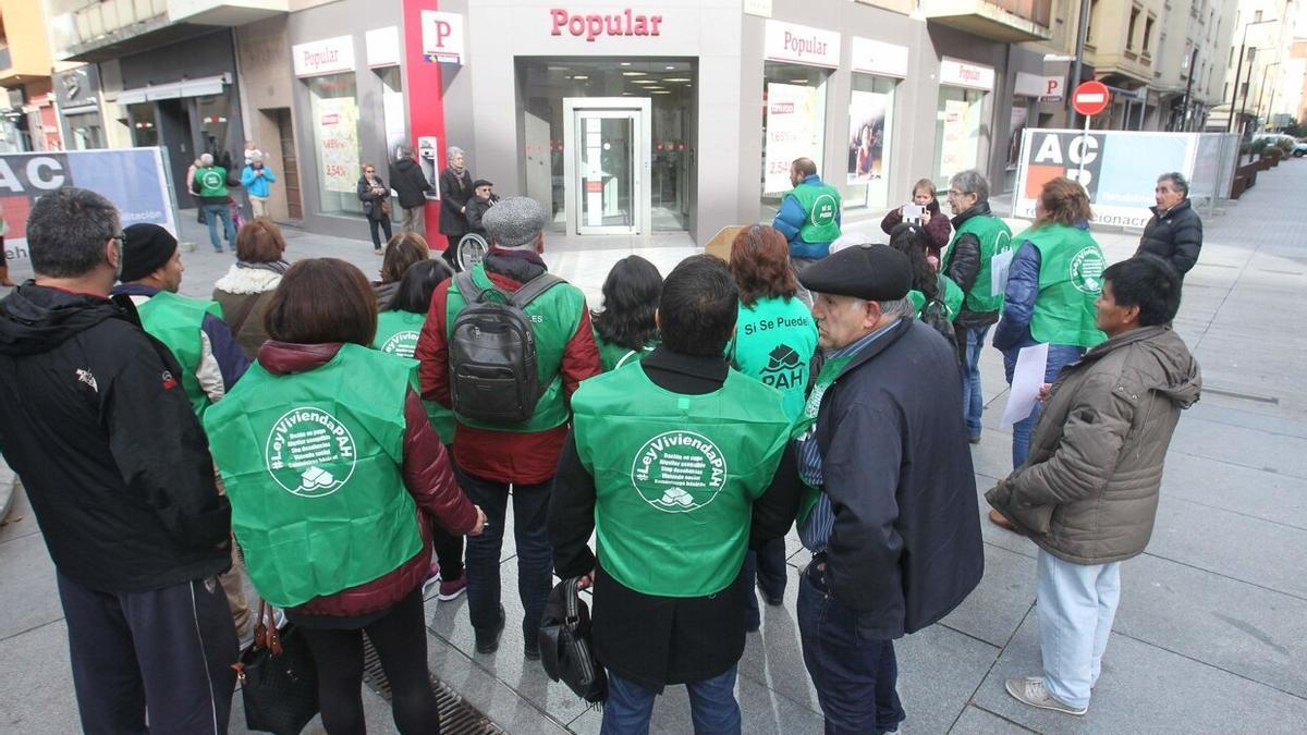 Protesta de la Plataforma de Afectados por las Hipotecas ante el Banco Popular en Pamplona.