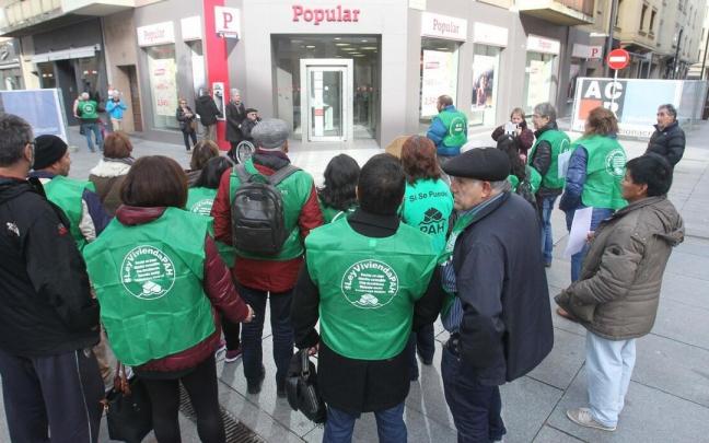Protesta de la Plataforma de Afectados por las Hipotecas ante el Banco Popular en Pamplona. Protesta de la Plataforma de Afectados por las Hipotecas ante el Banco Popular en Pamplona.