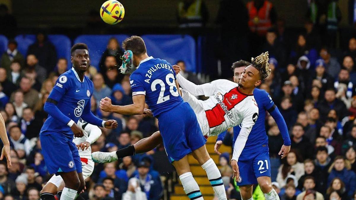 Momento del impacto de la patada de Mara sobre Azpilicueta.