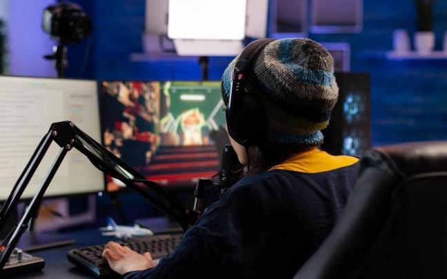 Un joven jugando a videojuegos. Un joven jugando a videojuegos.