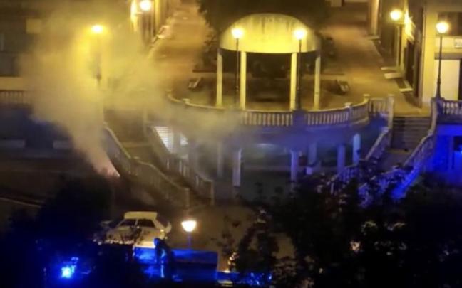 Intervenci&oacute;n de los bomberos en el incendio de un contenedor en Zumarraga