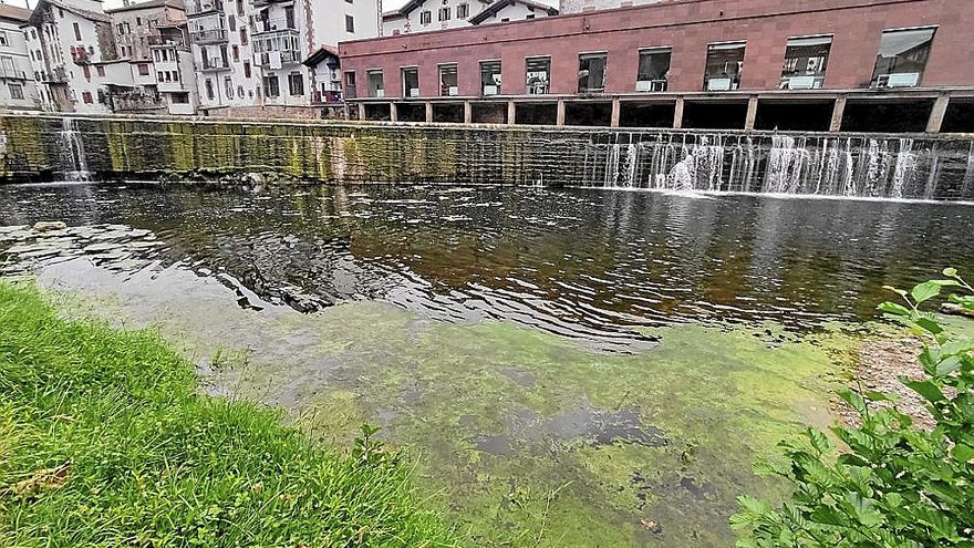 En la presa de Txokoto sólo cae una mínima cantidad de agua por el fuerte estiaje.