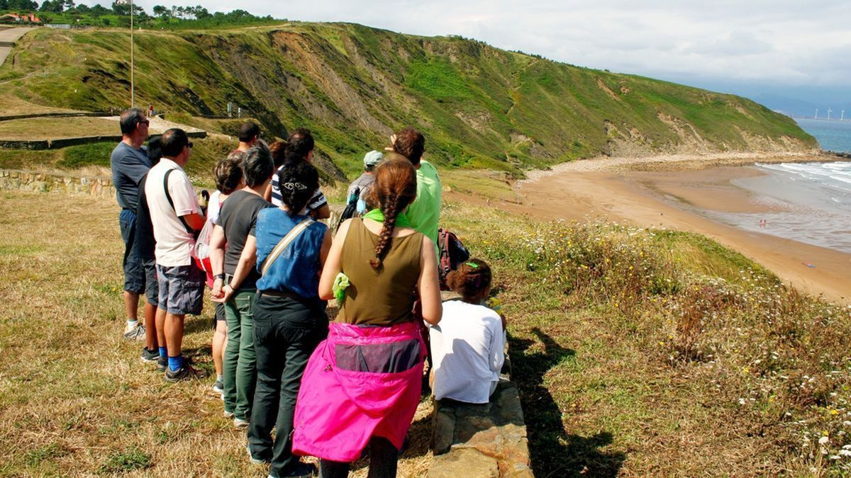 El deporte del surf, las visitas a zonas naturales y conciertos como el de Chica Sobresalto (a la izquierda) jalonan el festival.