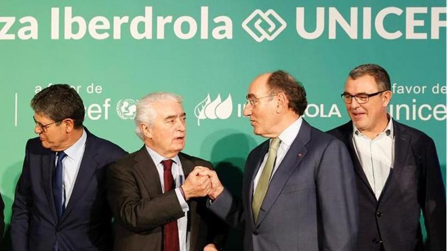 Ignacio Galán (tercero por la izquierda) saluda al presidente de UNICEF España, Gustavo Suárez Pertierra.