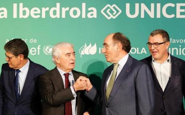 Ignacio Galán (tercero por la izquierda) saluda al presidente de UNICEF España, Gustavo Suárez Pertierra.