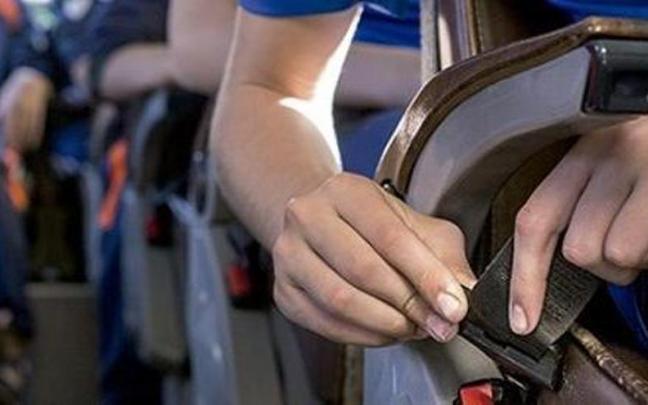 Interior de un autob&uacute;s escolar.