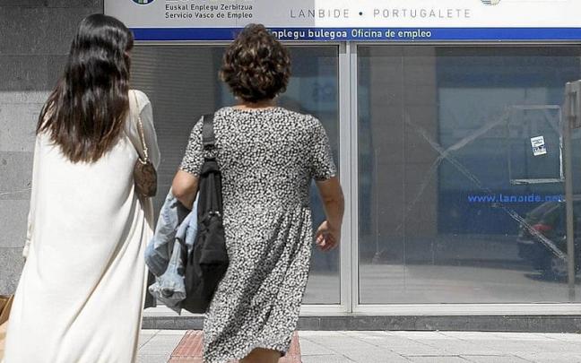 Imagen de una oficina de empleo de Lanbide. | FOTO: BORJA GUERRERO
