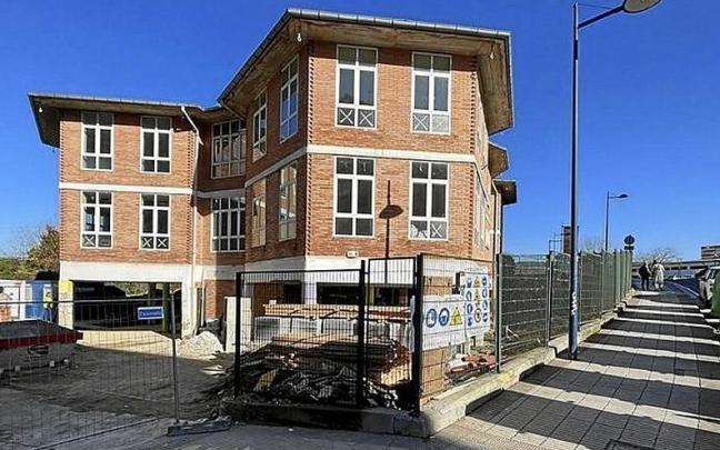 El edificio del antiguo parvulario, en obras. | FOTO: N.G.