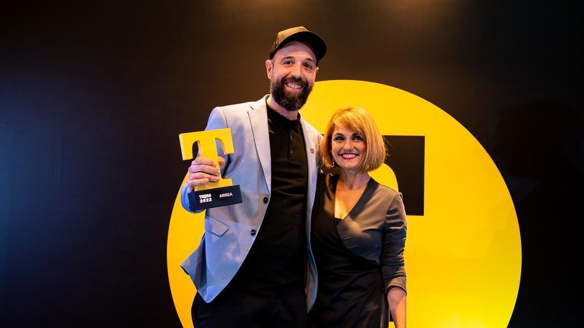 Edorta Lamo recoge el premio de manos de Lourdes Maldonado