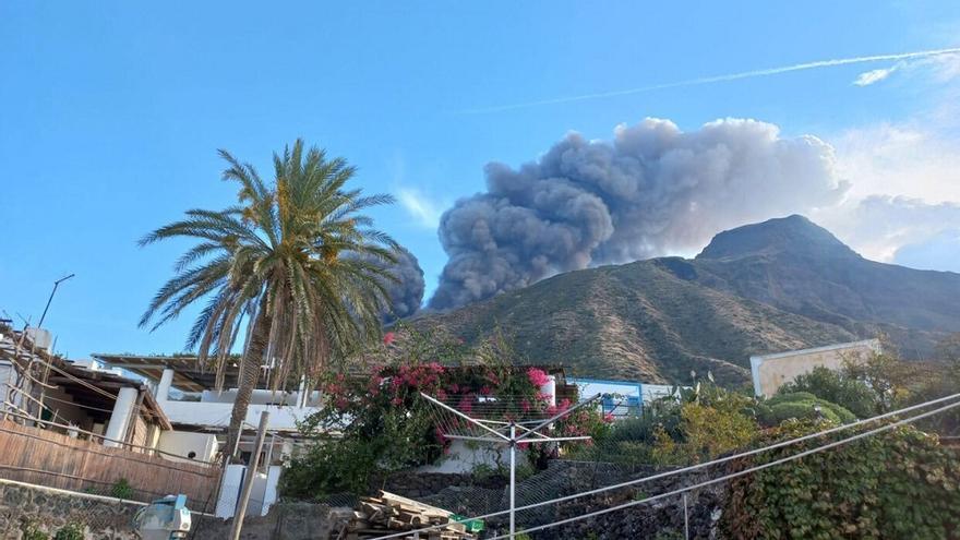 La erupción del volcán de la isla de Stromboli, en Sicilia (Italia).