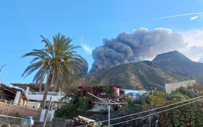 La erupci&oacute;n del volc&aacute;n de la isla de Stromboli, en Sicilia (Italia).