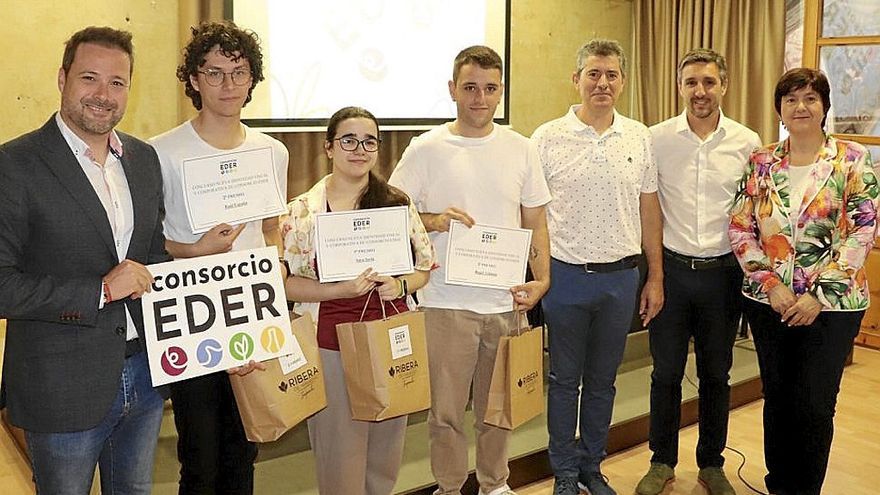 España, Soria y Ardanaz posan con sus premios.