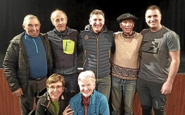 Expedicionarios y familiares de Gasherbrum 1999. junto a Oscar Cadiach. Expedicionarios y familiares de Gasherbrum 1999. junto a Oscar Cadiach.