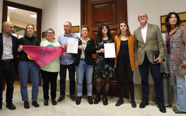 Representantes de los grupos posaron ayer miércoles tras presentar las enmiendas conjuntas.