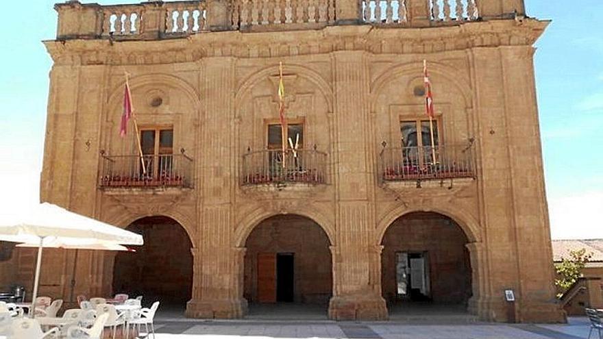 La fachada de la Casa Consistorial de Labastida (izquierda) y la ermita de Santa Marina de Hueto Abajo (derecha). | FOTO: P. J. PÉREZ