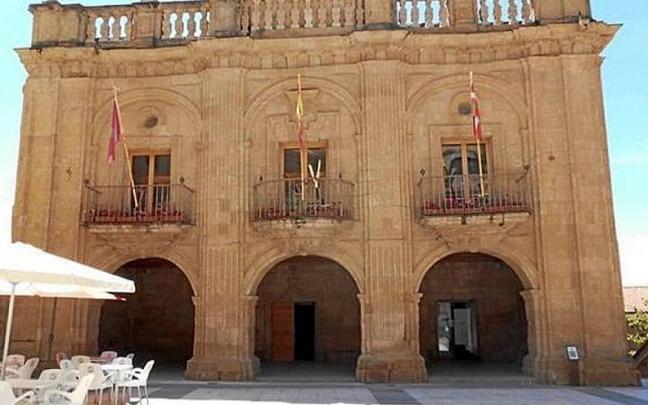 La fachada de la Casa Consistorial de Labastida (izquierda) y la ermita de Santa Marina de Hueto Abajo (derecha). | FOTO: P. J. PÉREZ La fachada de la Casa Consistorial de Labastida (izquierda) y la ermita de Santa Marina de Hueto Abajo (derecha). | FOTO: P. J. PÉREZ