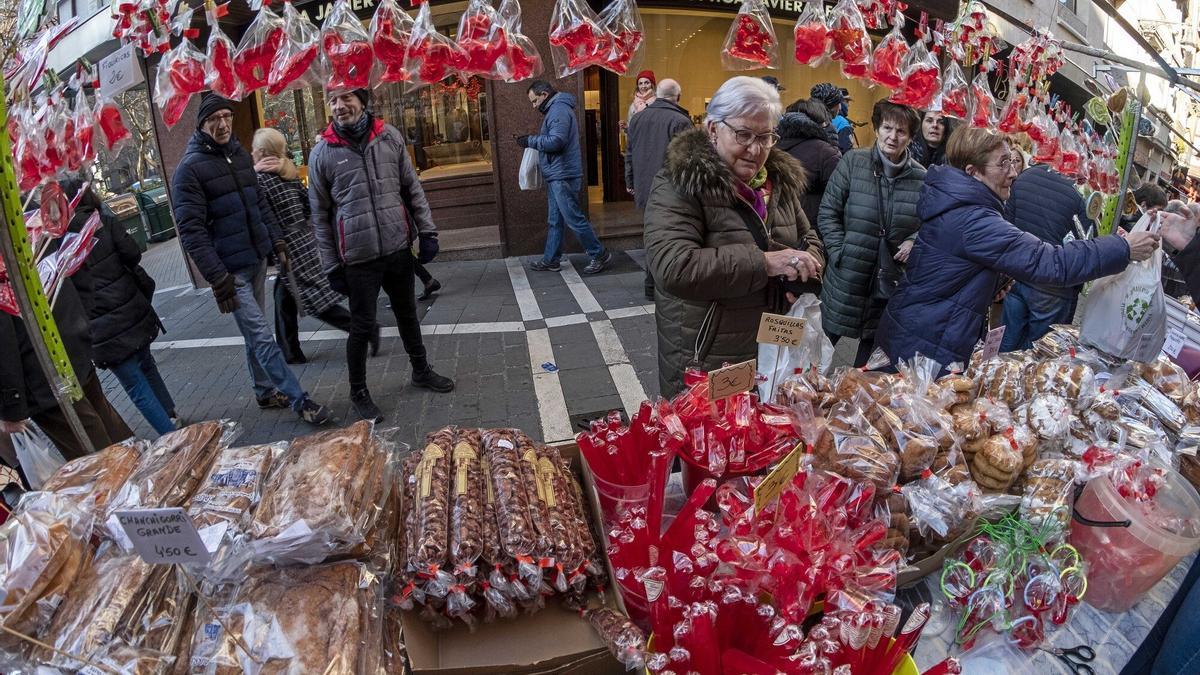 Clientes comprando dulces por San Blas este viernes en Pamplona.