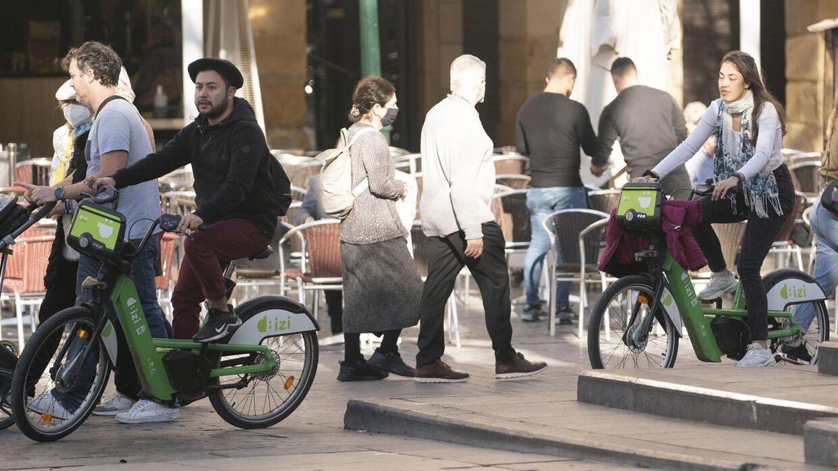 Dos personas utilizan bicicletas de Dbizi