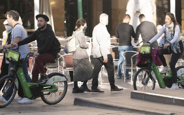 Dos personas utilizan bicicletas de Dbizi Dos personas utilizan bicicletas de Dbizi
