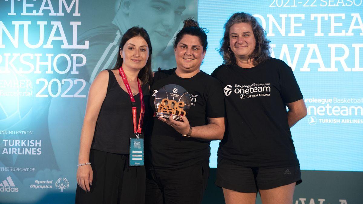 Dorleta de la Presa (manager del proyecto One Team) y Nuria Zapatero (integradora social del proyecto One Team) han recibido el tercer premio de los One Team Program Awards 2022