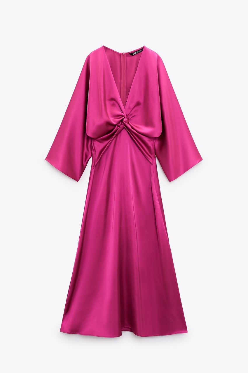 Vestido satinado fucsia.