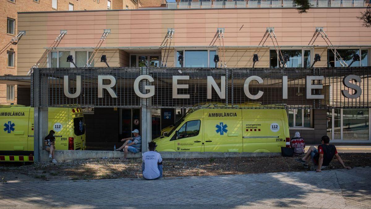 Dos ambulancias en el Hospital Universitario Arnau de Vilanova de Lleida.